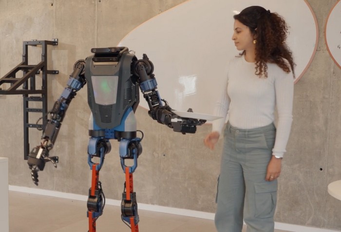 Снимка: Хуманоиден AI робот изпълнява задачи и говори