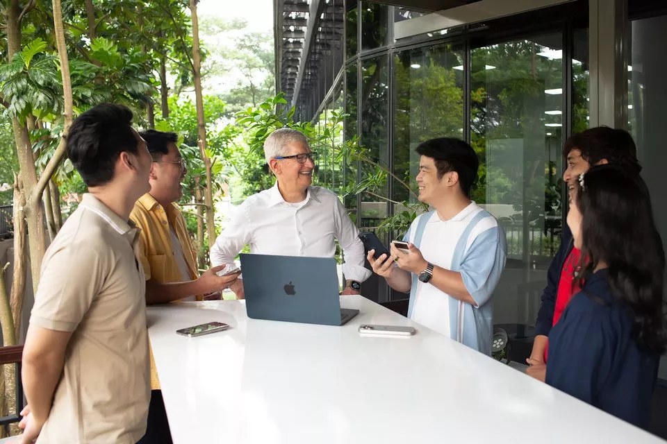 Снимка: Обиколката на Тим Кук в Азия: какво означава за Apple