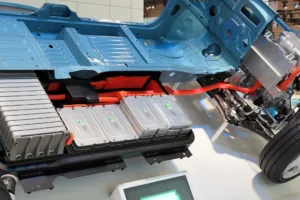 Шаси на електромобила Nissan Leaf на което се виждат батериите