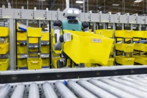 Различни видове роботи изпълняват операции по сортиране на поръчки снимка Amazon Гигантът