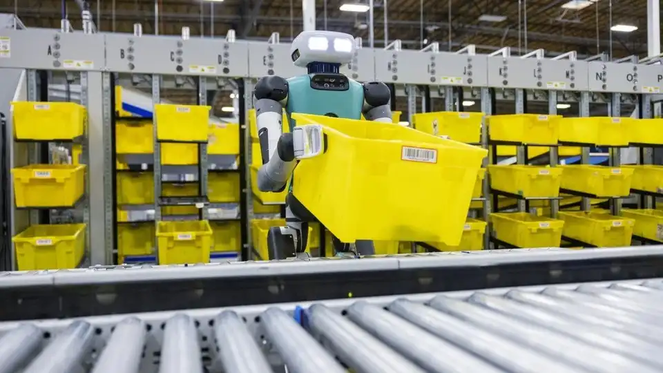 Различни видове роботи изпълняват операции по сортиране на поръчки(снимка: Amazon)
Гигантът