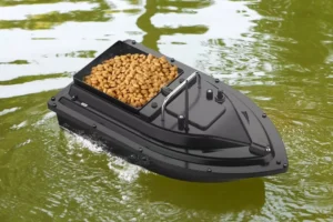 Риболовната лодка за стръв е компактна и функционална с голям
