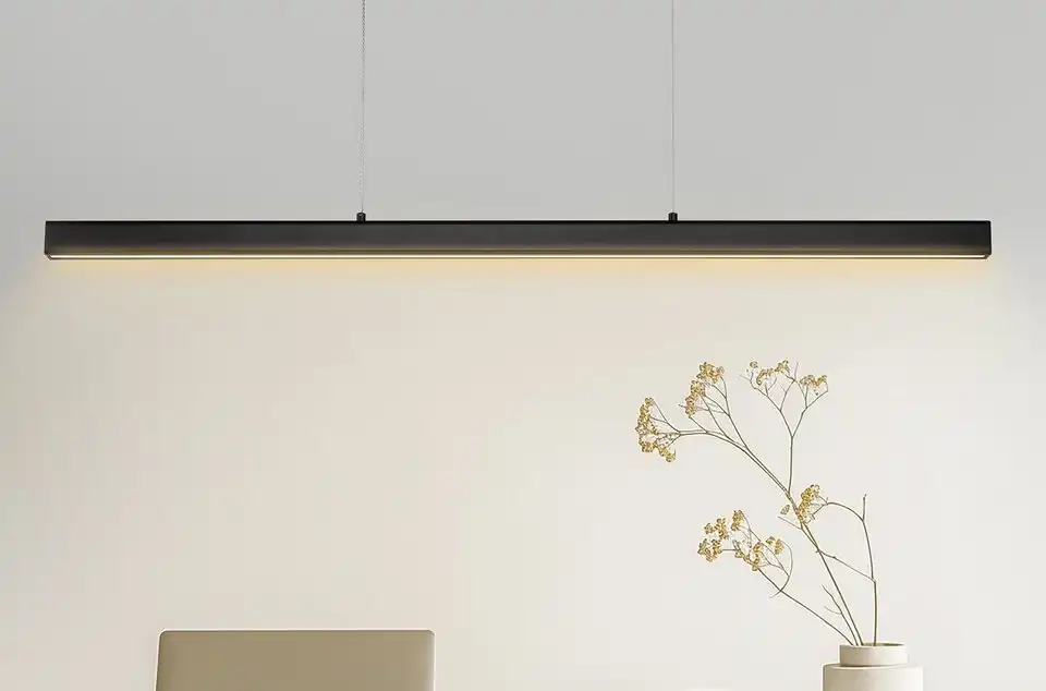 Със стилния си дизайн висящата линейна LED лампа VEVOR допълва