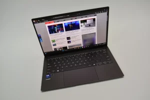 Asus Zenbook S14 може да се скрие в дамска чанта