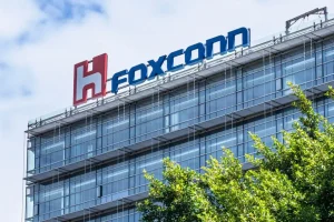 Foxconn производителят на iPhone се опитва да погълне Nissan снимка