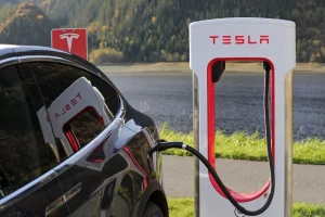 Продажбите падат текучеството на персонал е безпрецедентноТърговците на Tesla електромобили