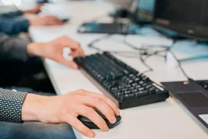 Инвестициите в изкуствен интелект налагат оптимизация на персонала на технологичните