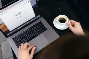 Нова функция в Google търсенето прави аудио резюмета на новини
