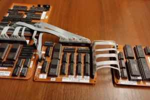 Старите EPROM чипове памет послужиха за създаване на централен процесор снимка