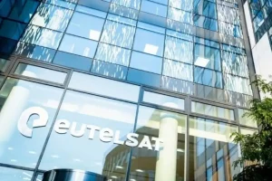 Великобритания си запазва златната акция в Eutelsat – европейския спътников