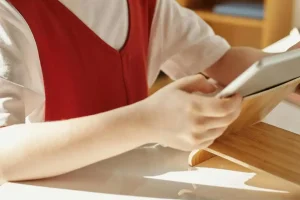 Възрастовите ограничения за децата онлайн ще са задължителни за ЕС