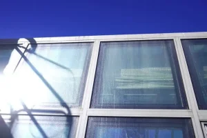 Стъклени фасади произвеждат ток докато остават напълно прозрачни – и