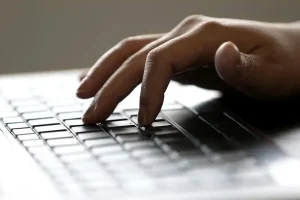 Рецензентите на научни статии прибегнаха до LLM но учените ги