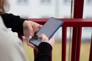 Угасването на екрана на смартфона при слушане на гласови разговори